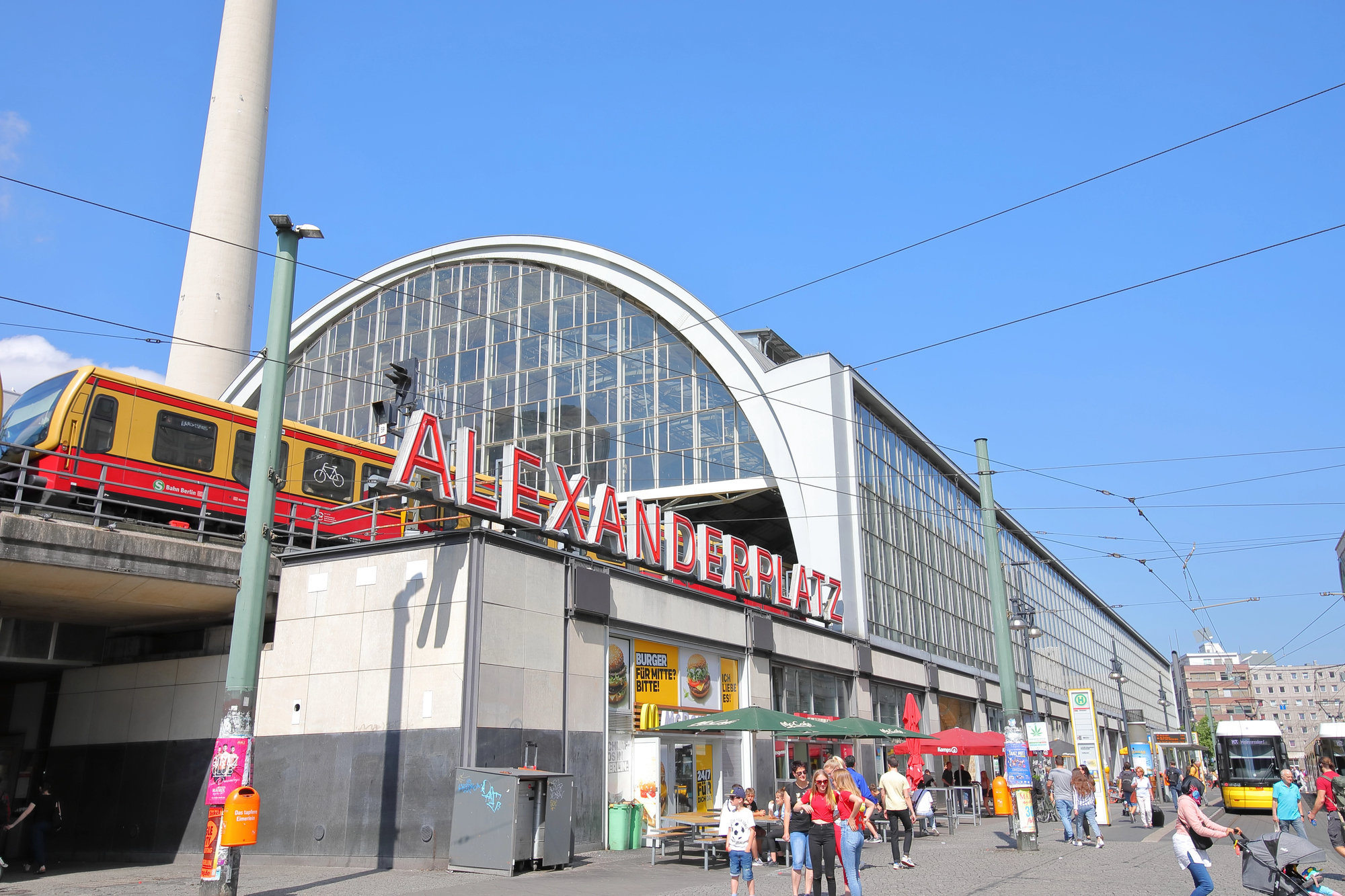 Trem do S-Bahn em Alexanderplatz, em Berlim
