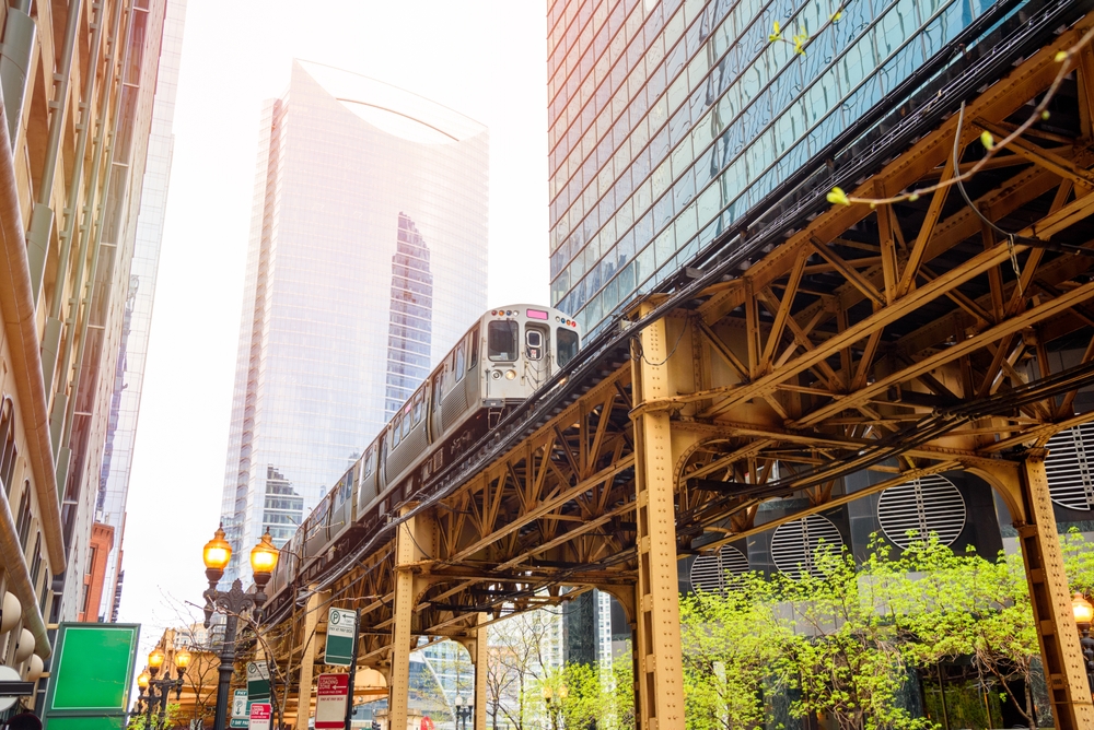 O trem elevado passando pelo The Loop, em Chicago, em um dia de primavera
