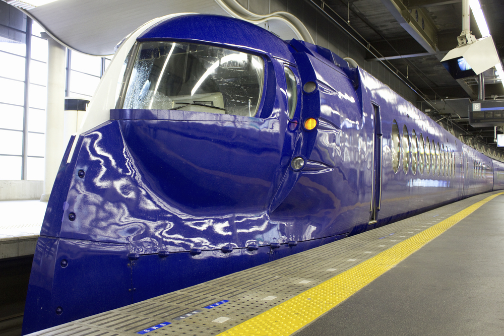 O trem expresso Rapi:t na estação Nankai Namba