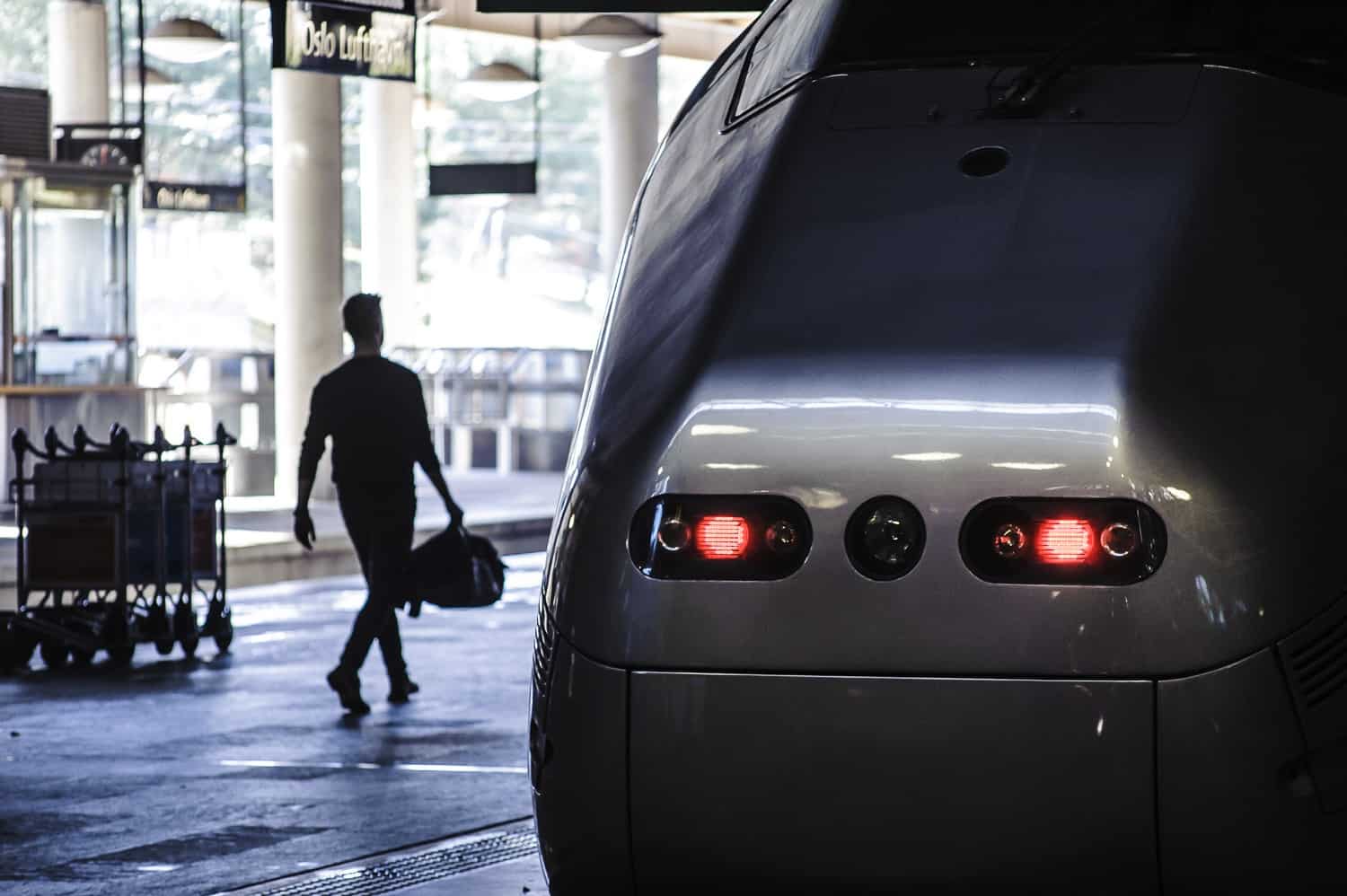O trem Flytoget no aeroporto de Oslo