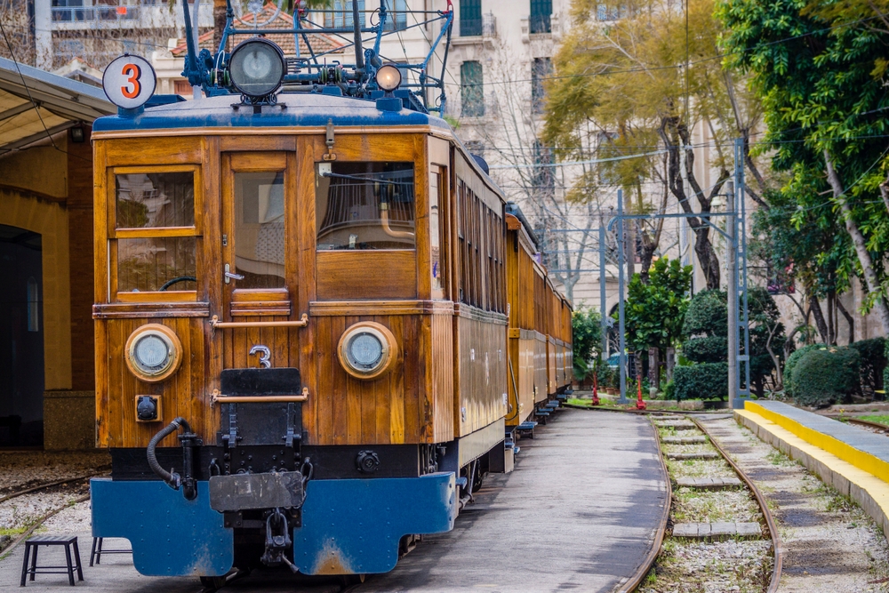 O trem histórico na ferrovia entre Palma e Sóller