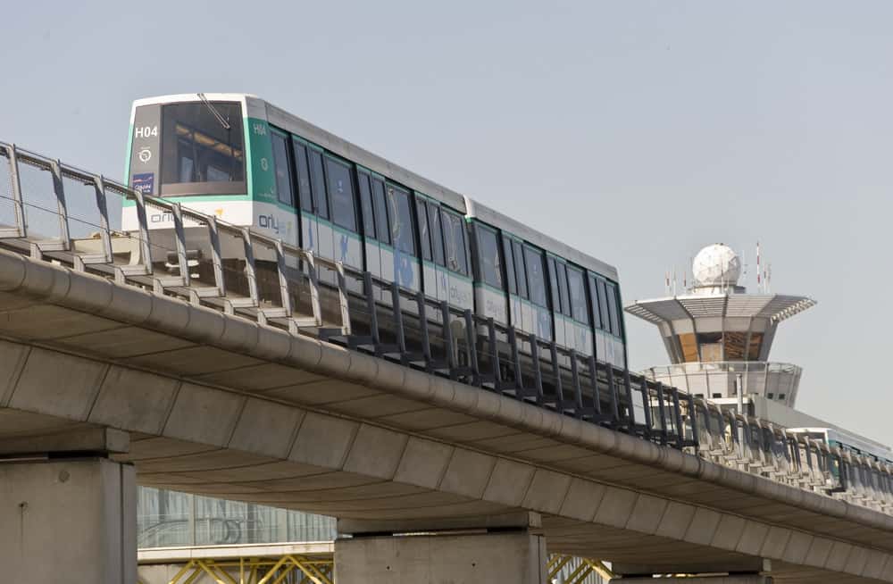 O trem Orlyval no viaduto do aeroporto de Orly