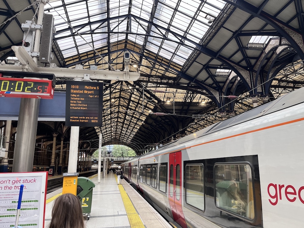 O trem para o aeroporto de Stansted
