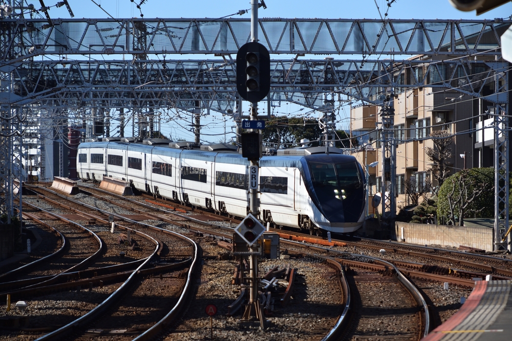 O trem Skyliner entre o Aeroporto de Narita e Ueno