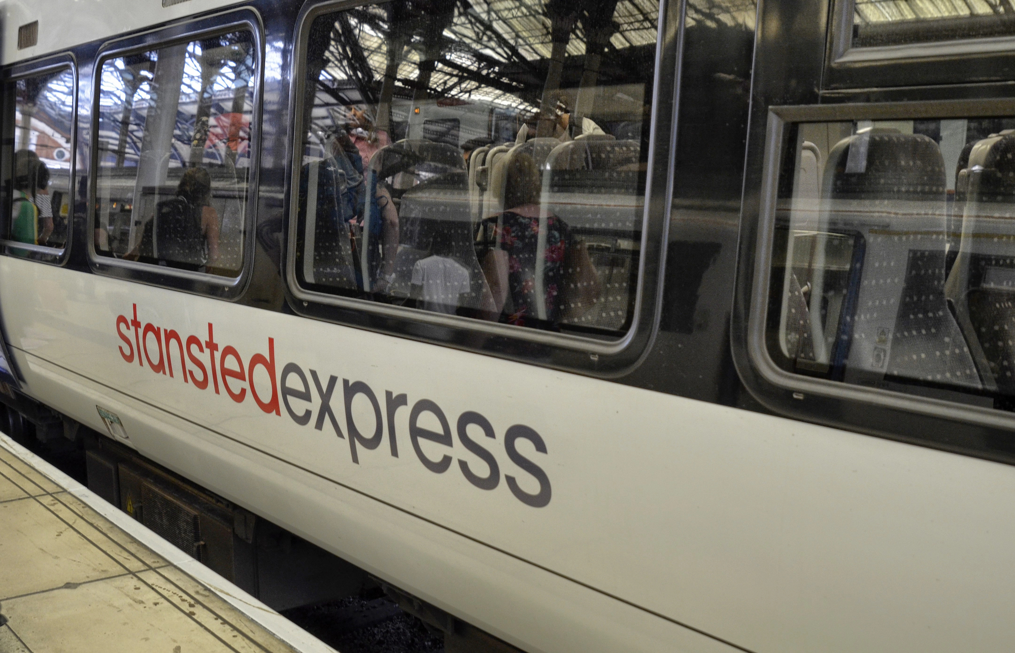 O trem Stansted Express entre o aeroporto de Stansted e Londres