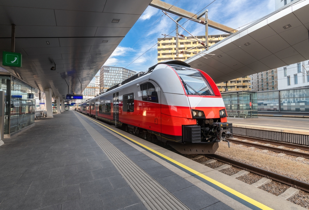 Trem vermelho na plataforma de uma estação em Viena