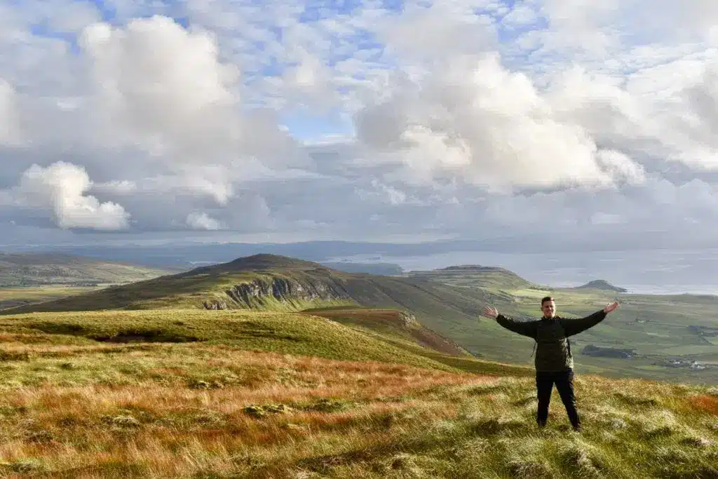 Trilha nas montanhas da Ilha de Skye