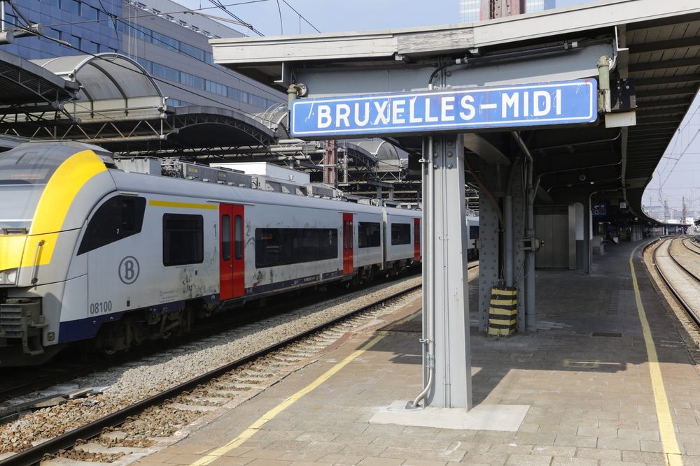 Trilhos e trens na estação Bruxelles-Midi, em Bruxelas