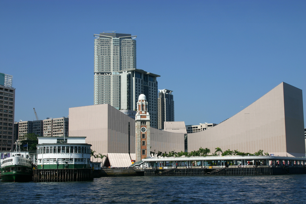 Tsim Sha Tsui vista do Victoria Harbour, com a Torre do Relógio e o terminal de balsas