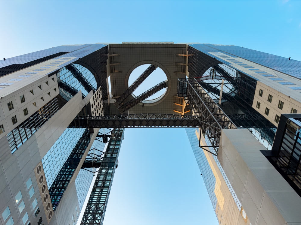 Umeda Sky Building em Osaka visto de baixo