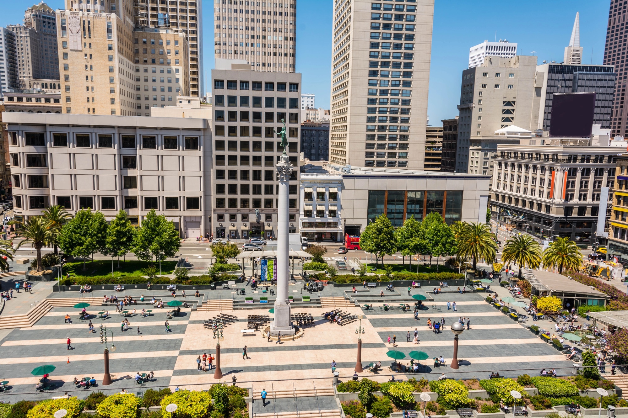 Union Square com seu monumento central e os prédios ao redor em São Francisco