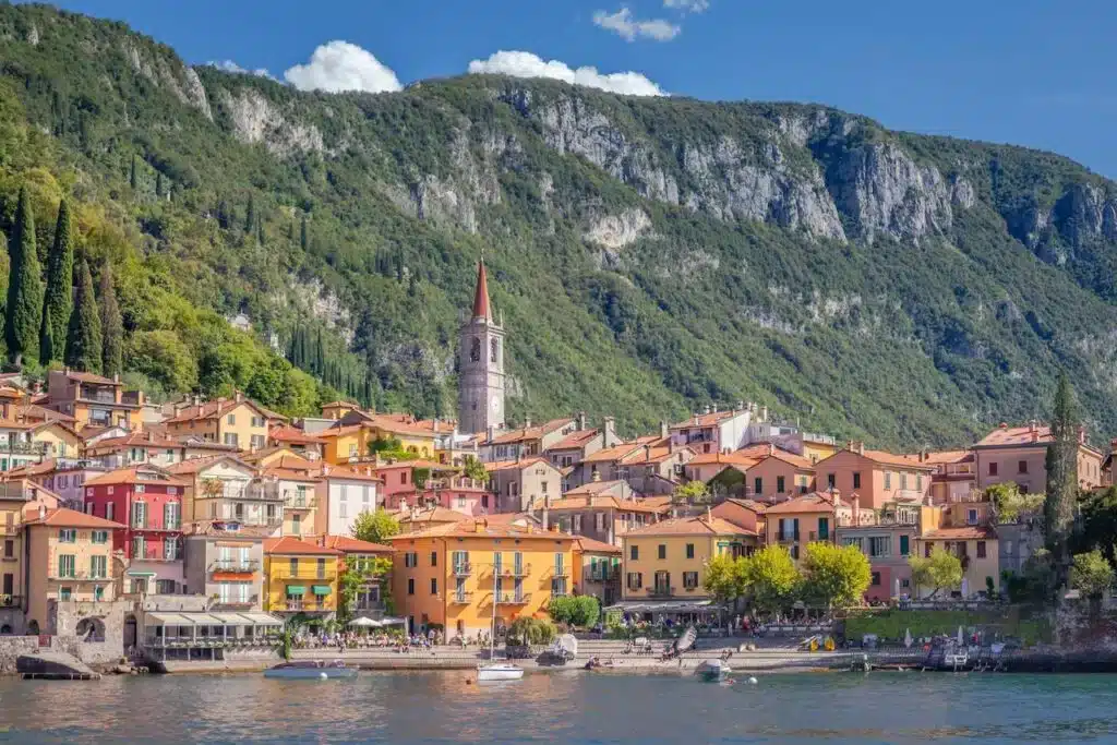 Varenna, uma linda cidade no Lago de Como com estação de trem