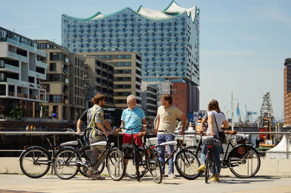 Viajantes participando de um passeio guiado de bicicleta em Hamburgo