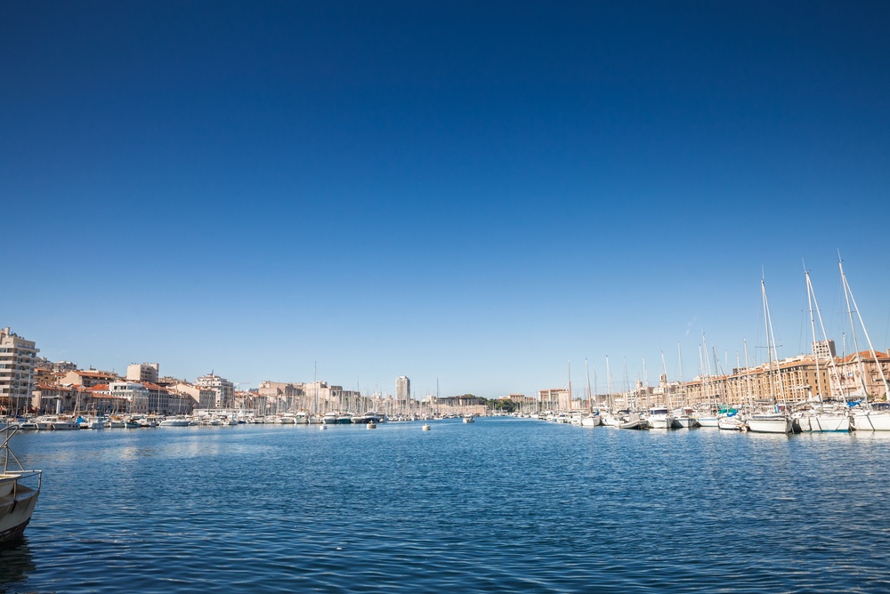 O Vieux-Port de Marselha com veleiros e iates ao longo da orla