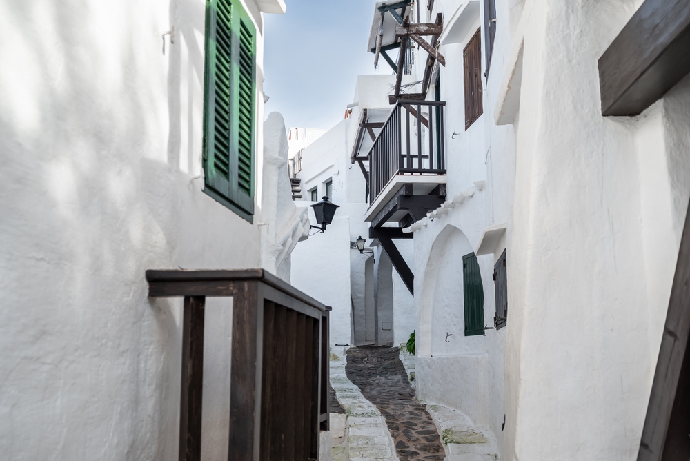 A vila branca de Binibeca Vell, em Menorca