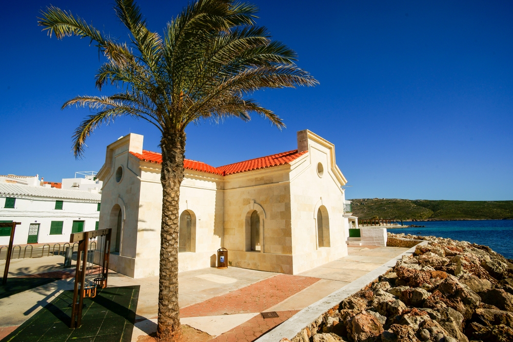 Vila e porto de Fornells, na Baía de Fornells, em Menorca