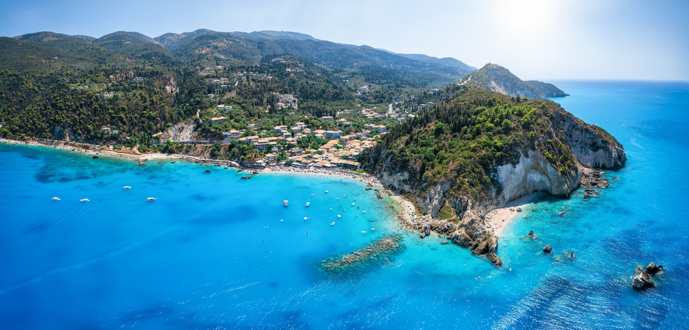 Foto aérea do pequeno vilarejo de Agios Nikitas e da praia em Lefkada