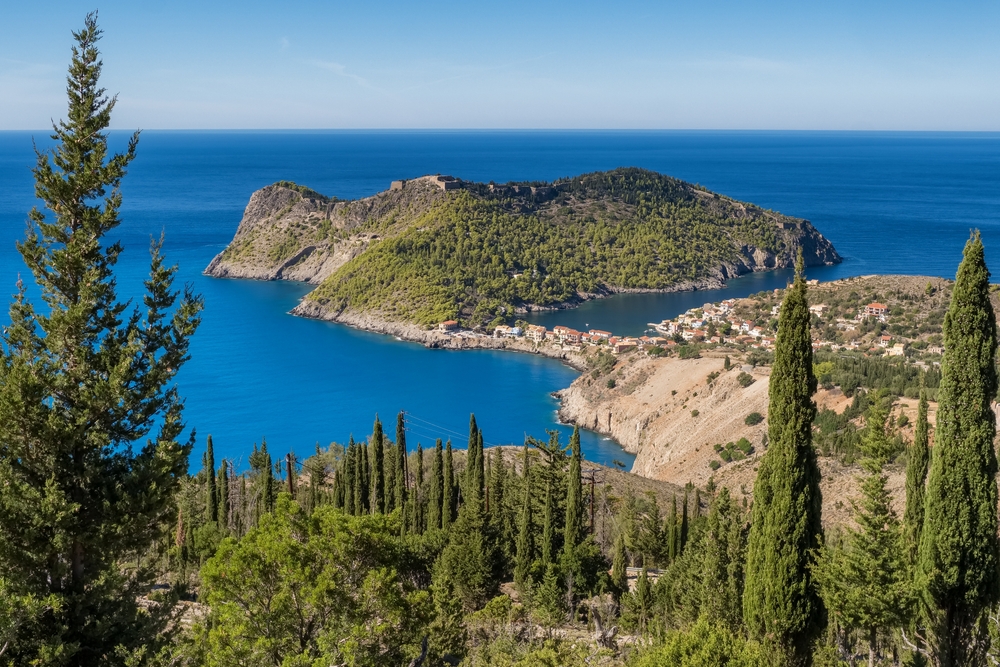 O vilarejo de Assos com suas casas coloridas em Cefalônia