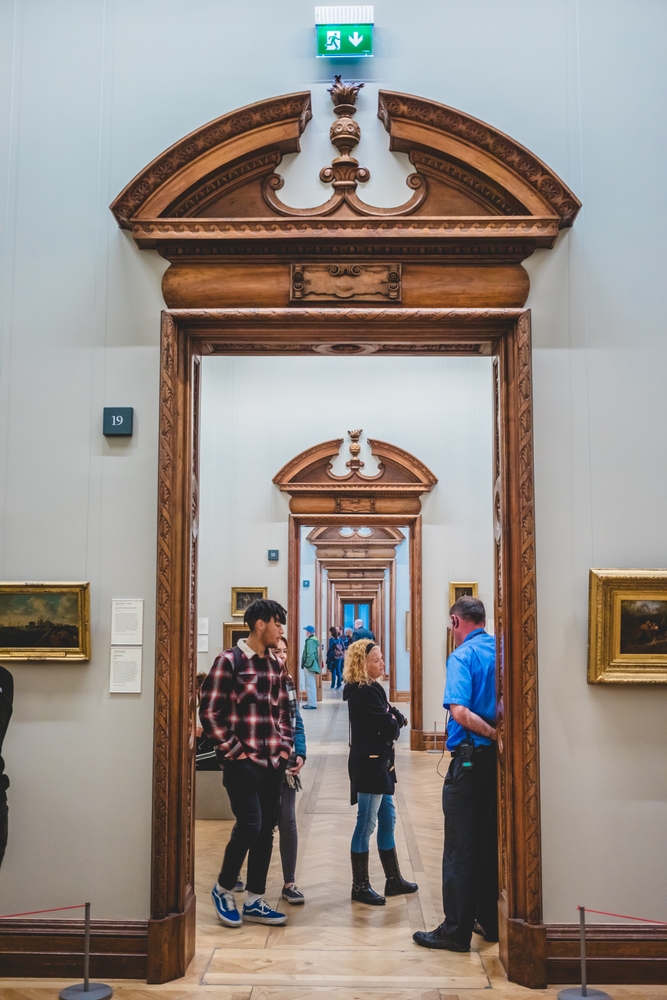 Visitantes observando obras de arte na National Gallery of Ireland, em Dublin