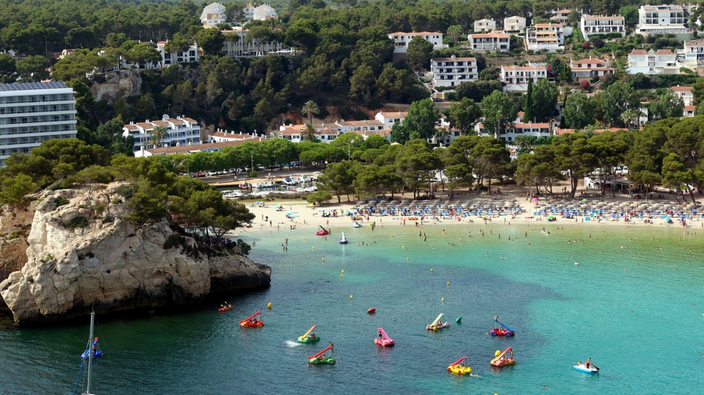 Vista aérea da baía e da praia de Cala Galdana em Menorca