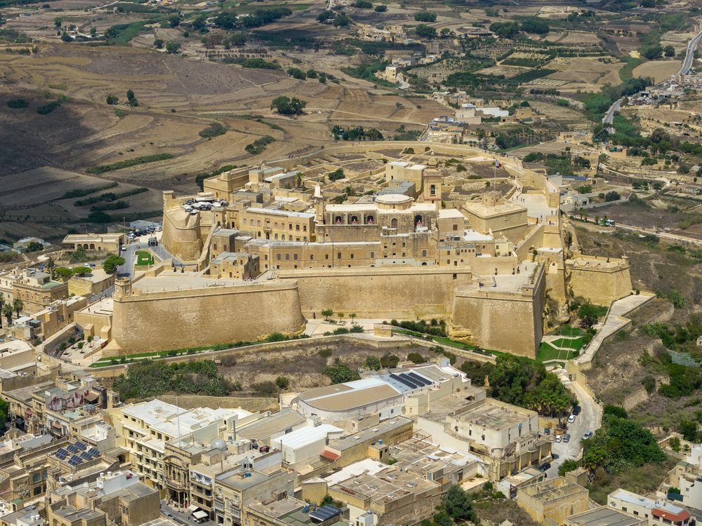 Vista aérea da fortaleza da Ċittadella sobre Victoria, em Gozo