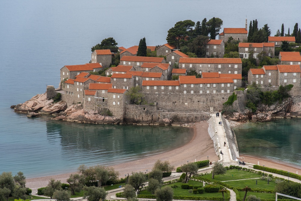 Vista aérea da ilha de Sveti Stefan e seus telhados vermelhos