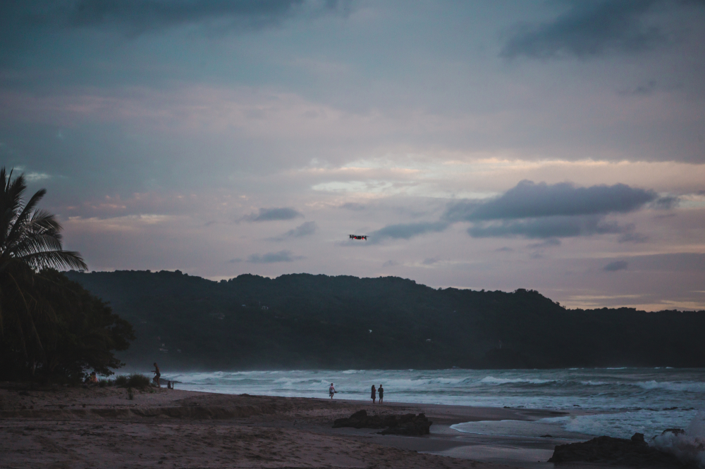 Vista aérea da longa praia de areia da Playa Carmen, em Santa Teresa, ao pôr do sol