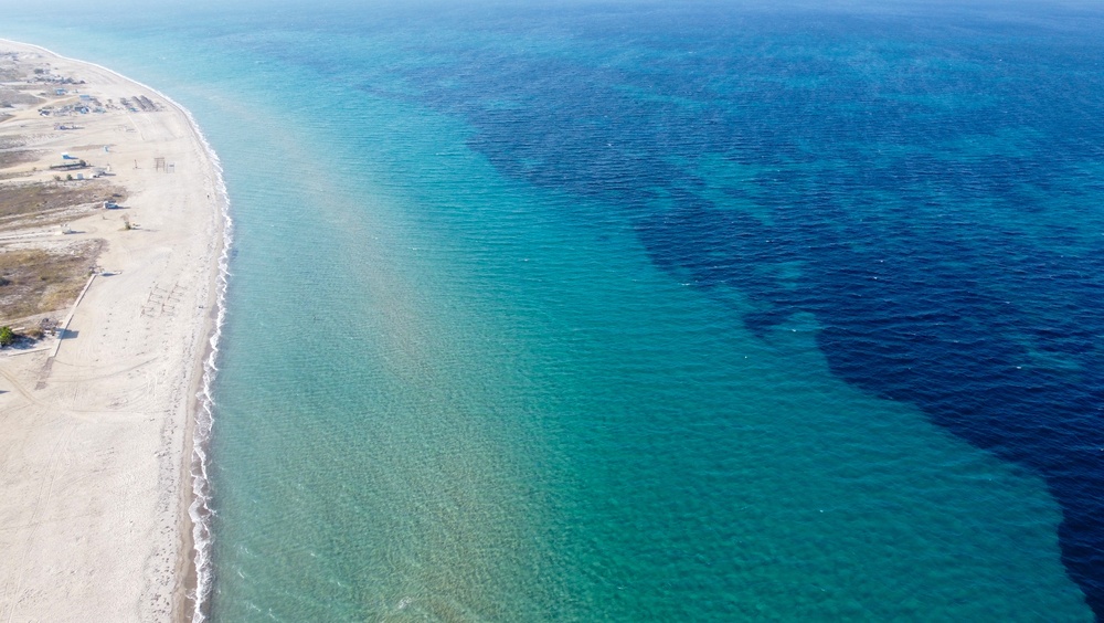 Vista aérea da longa praia de areia de Tigaki, em Kos