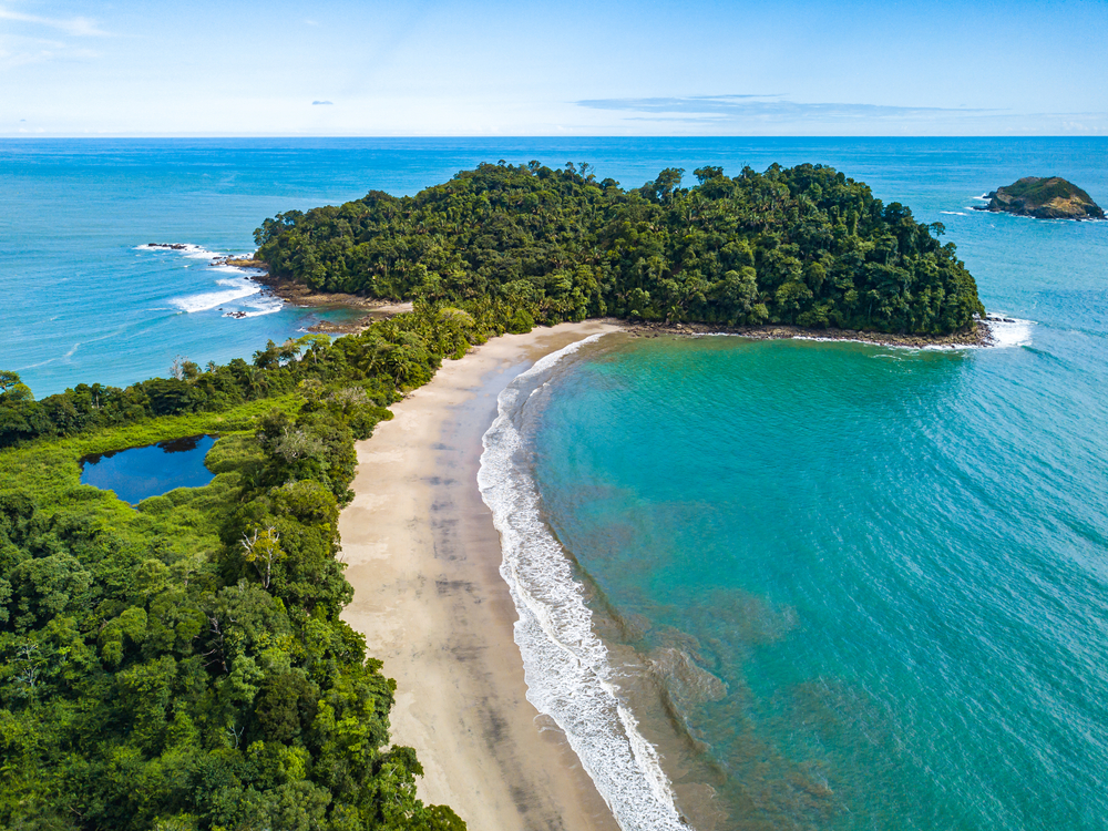 Vista aérea da Playa Manuel Antonio, dentro do parque nacional
