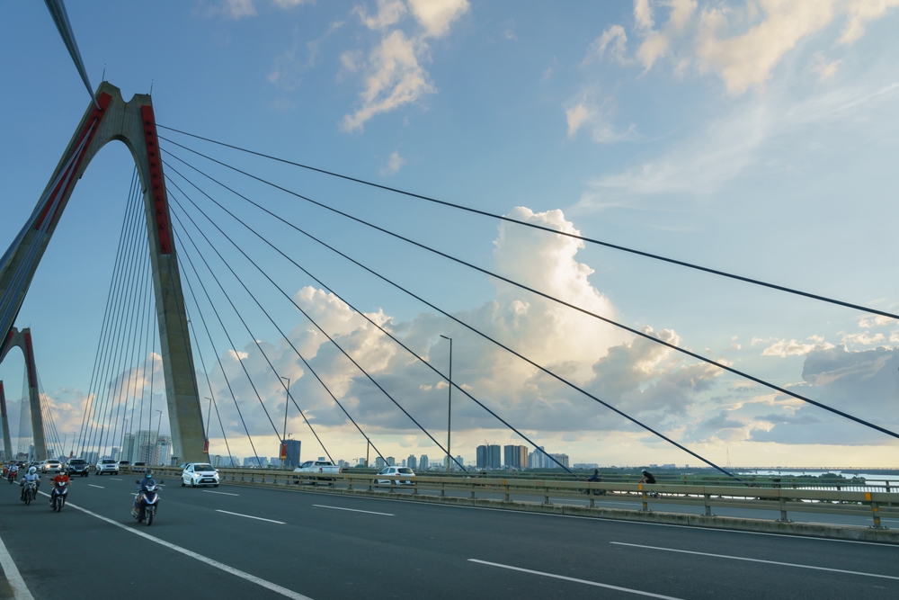 Vista aérea da Ponte Nhat Tan, em Hanói