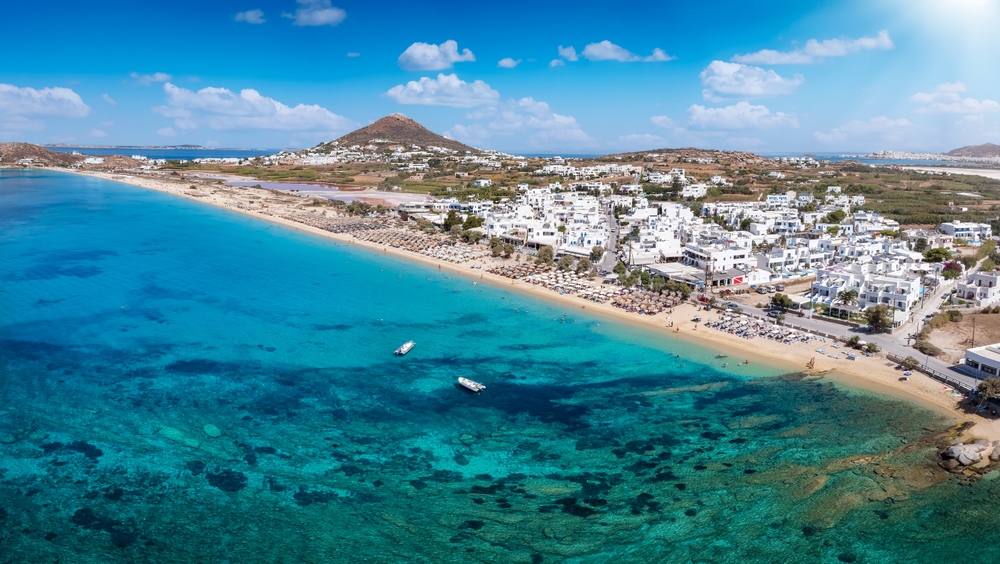 Vista aérea da praia de Agios Prokopios, em Naxos