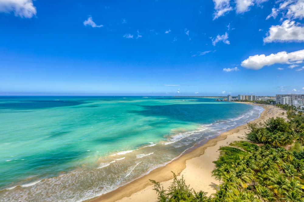 Vista aérea da praia de Isla Verde, em Carolina, perto de San Juan