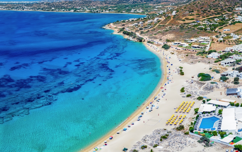 Vista aérea da praia de Mikri Vigla, em Naxos