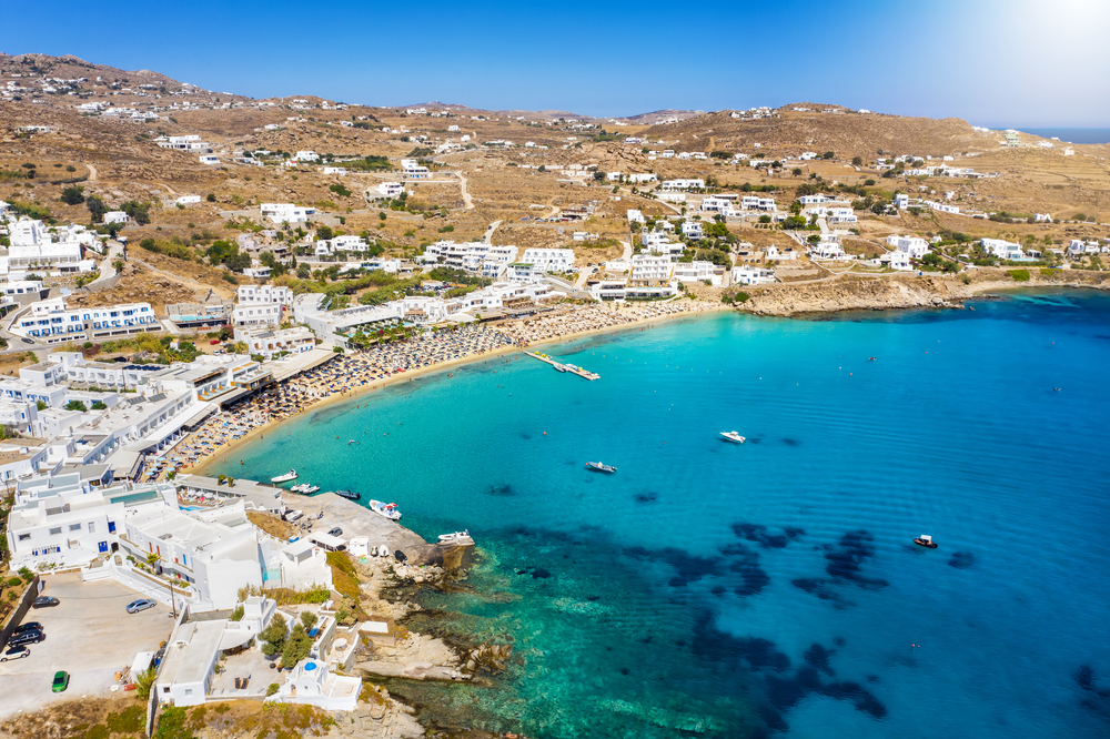 Vista aérea da praia de Platis Gialos, em Mykonos