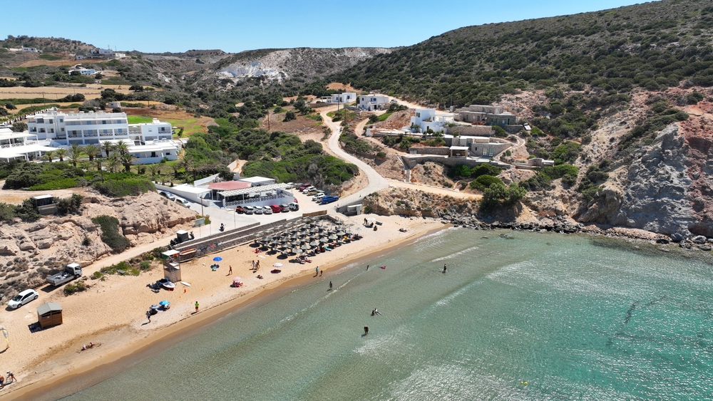 Vista aérea da praia de Provatas, em Milos