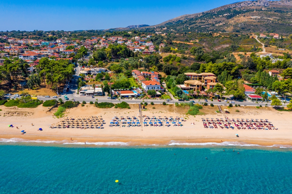Vista aérea da praia de Skala, em Cefalônia