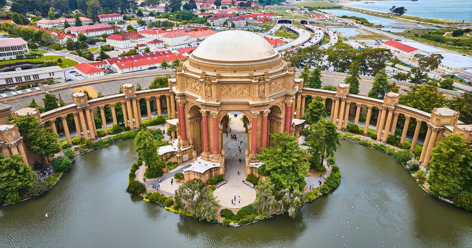 Vista aérea da rotunda, das colunatas e do lago do Palace of Fine Arts