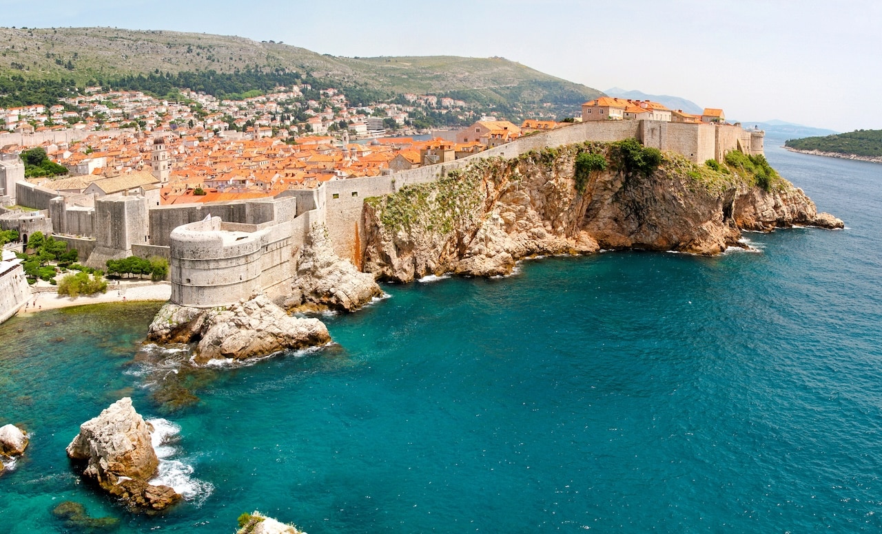 Vista aérea das muralhas ao redor da Cidade Velha de Dubrovnik