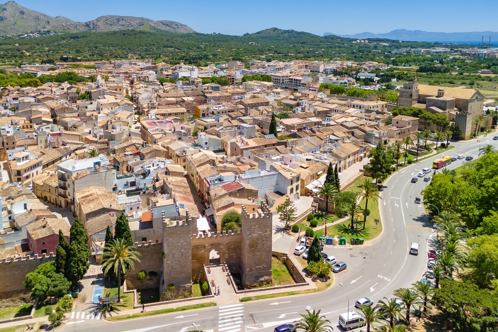 Vista aérea de Alcúdia e das muralhas em volta do Centro Histórico