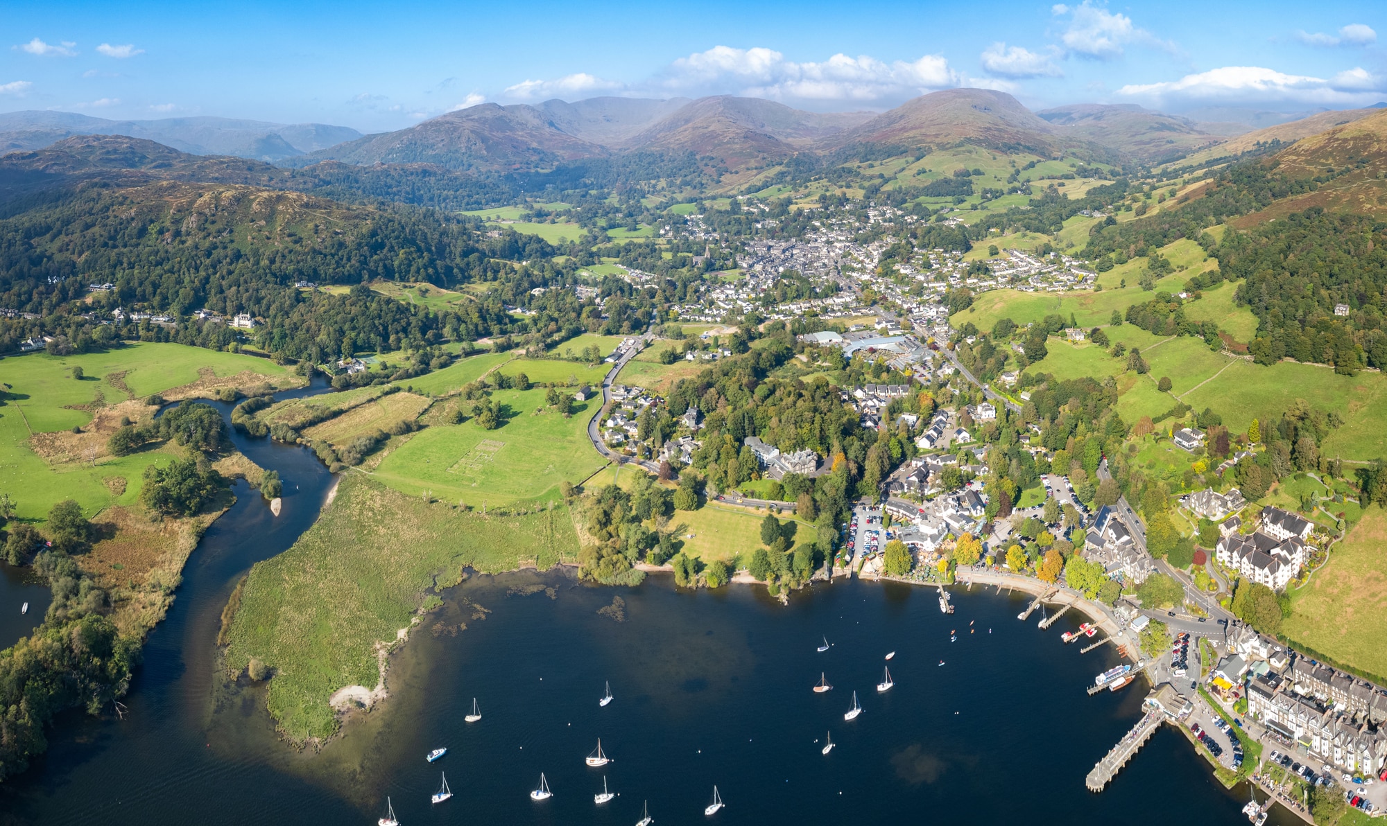 Vista aérea de Ambleside e de barcos no extremo norte do Windermere