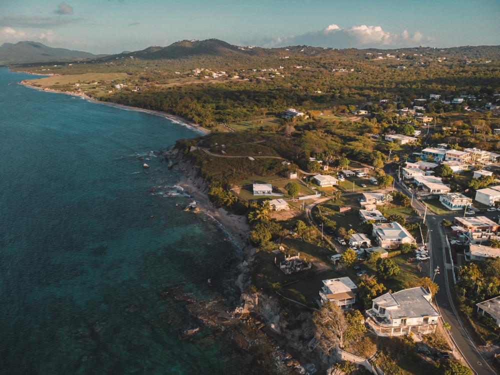 Vista aérea de Esperanza, em Vieques, com o mar azul