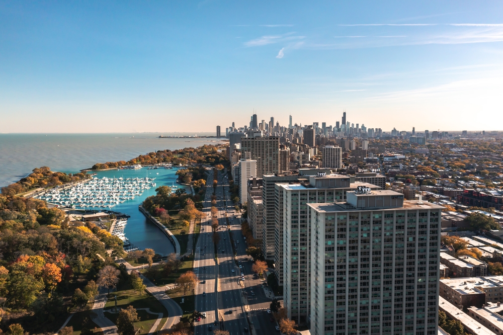 Vista aérea de Lakeview e Belmont Harbor com o skyline de Chicago ao fundo