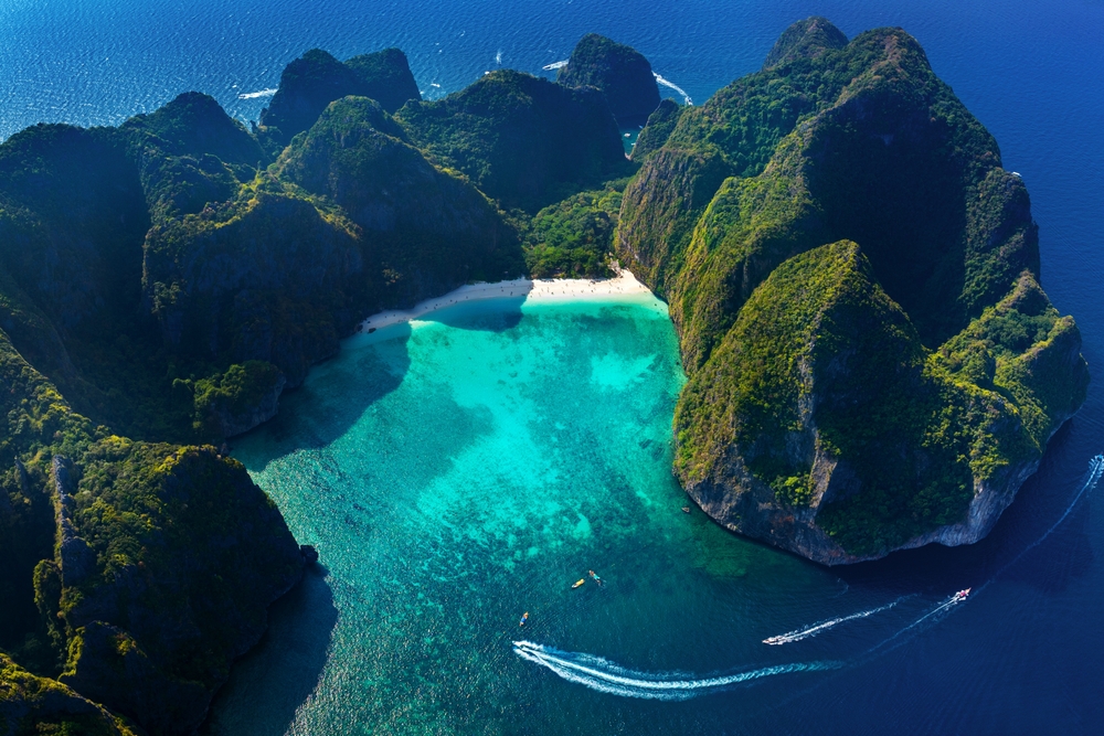 Vista aérea de Maya Bay, em Phi Phi Leh