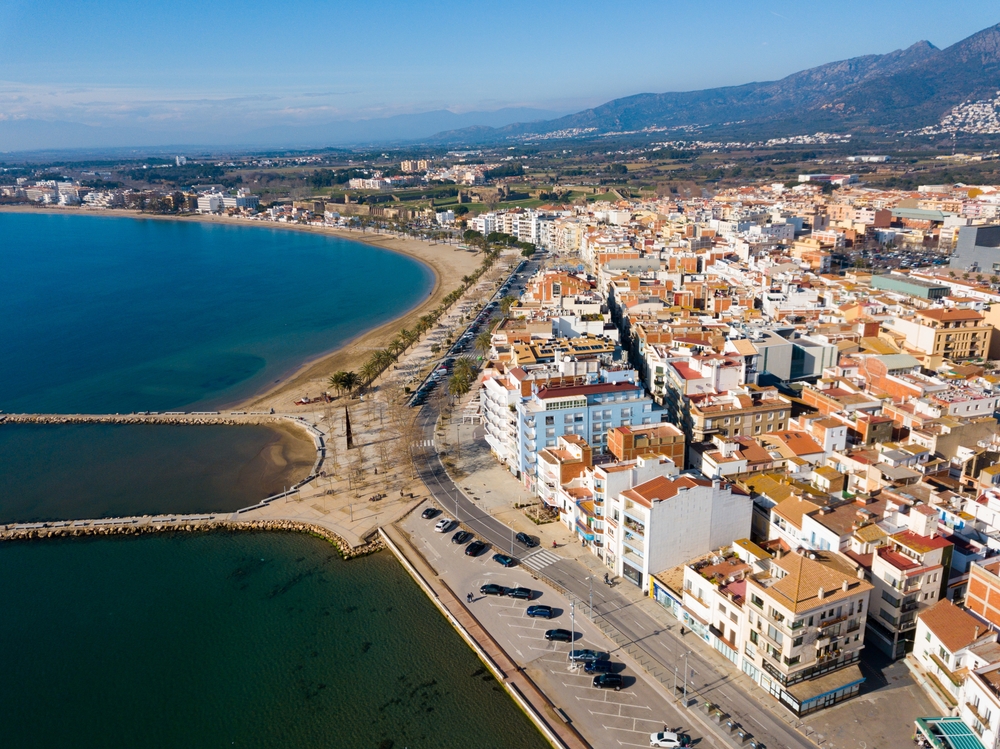 Vista aérea do balneário de Roses, na Costa Brava, com a praia e o calçadão
