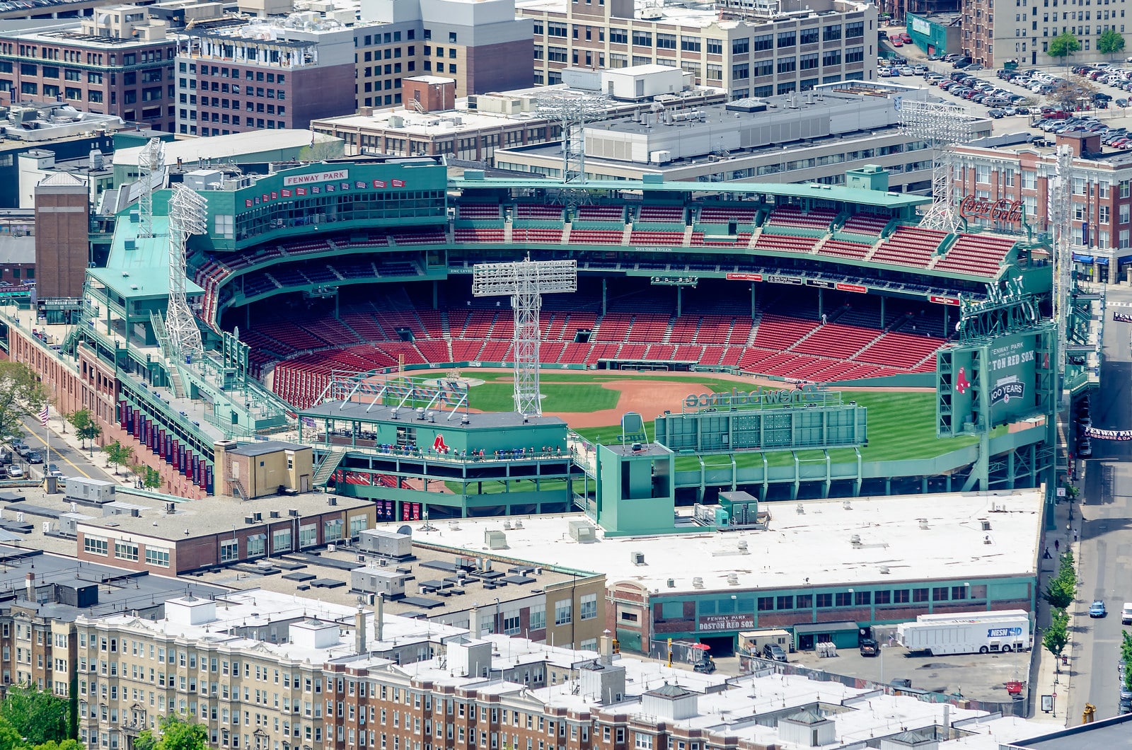 Vista aérea do campo de beisebol e das arquibancadas do Fenway Park