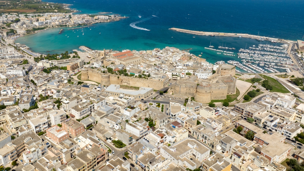 Vista aérea do castelo, da catedral e do porto de Otranto