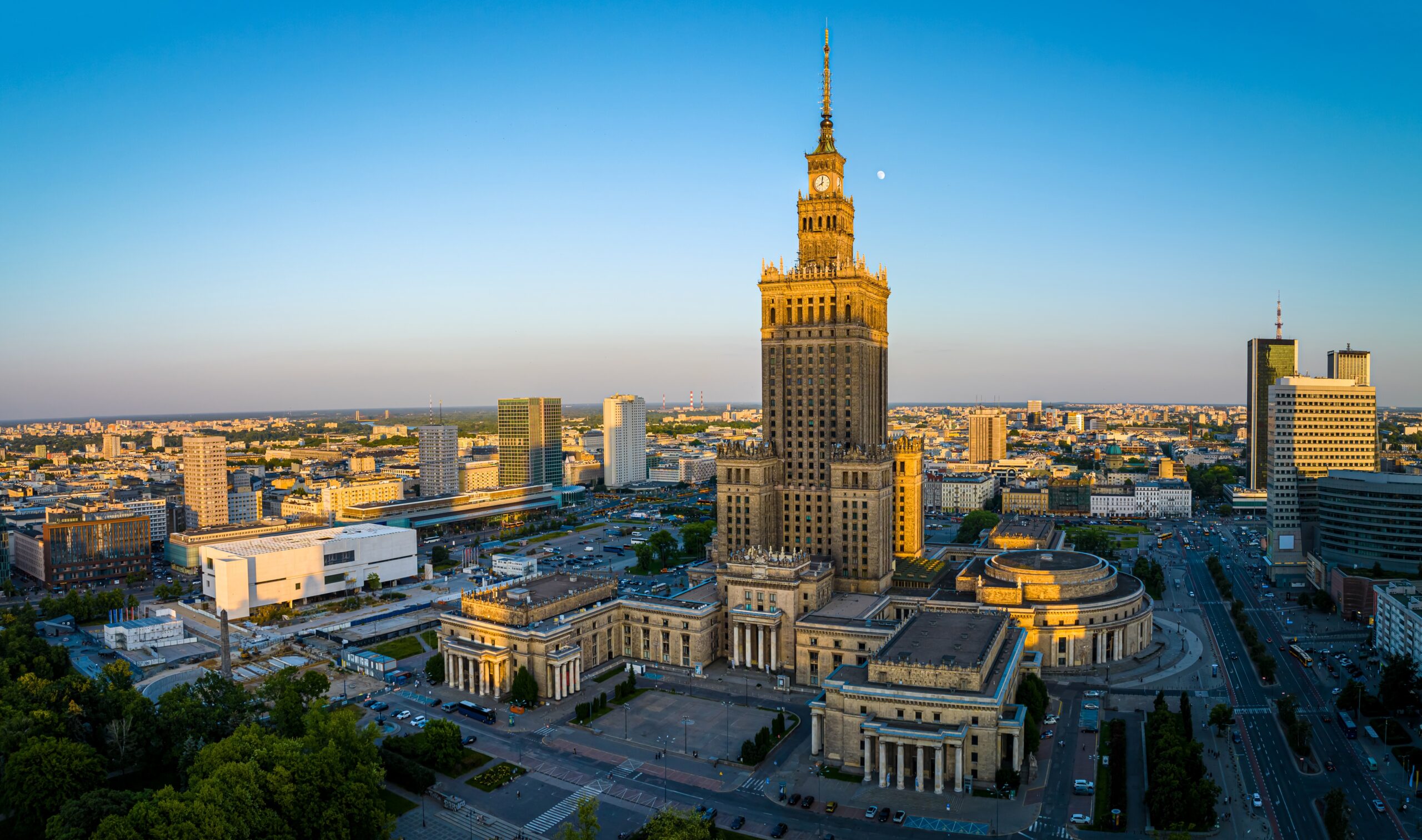 Vista aérea do centro de Varsóvia com o Palácio da Cultura e da Ciência