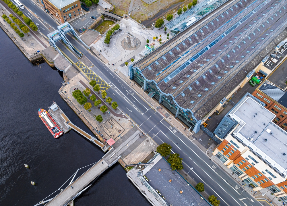 Vista aérea do CHQ Building com o EPIC The Irish Emigration Museum às margens do rio Liffey