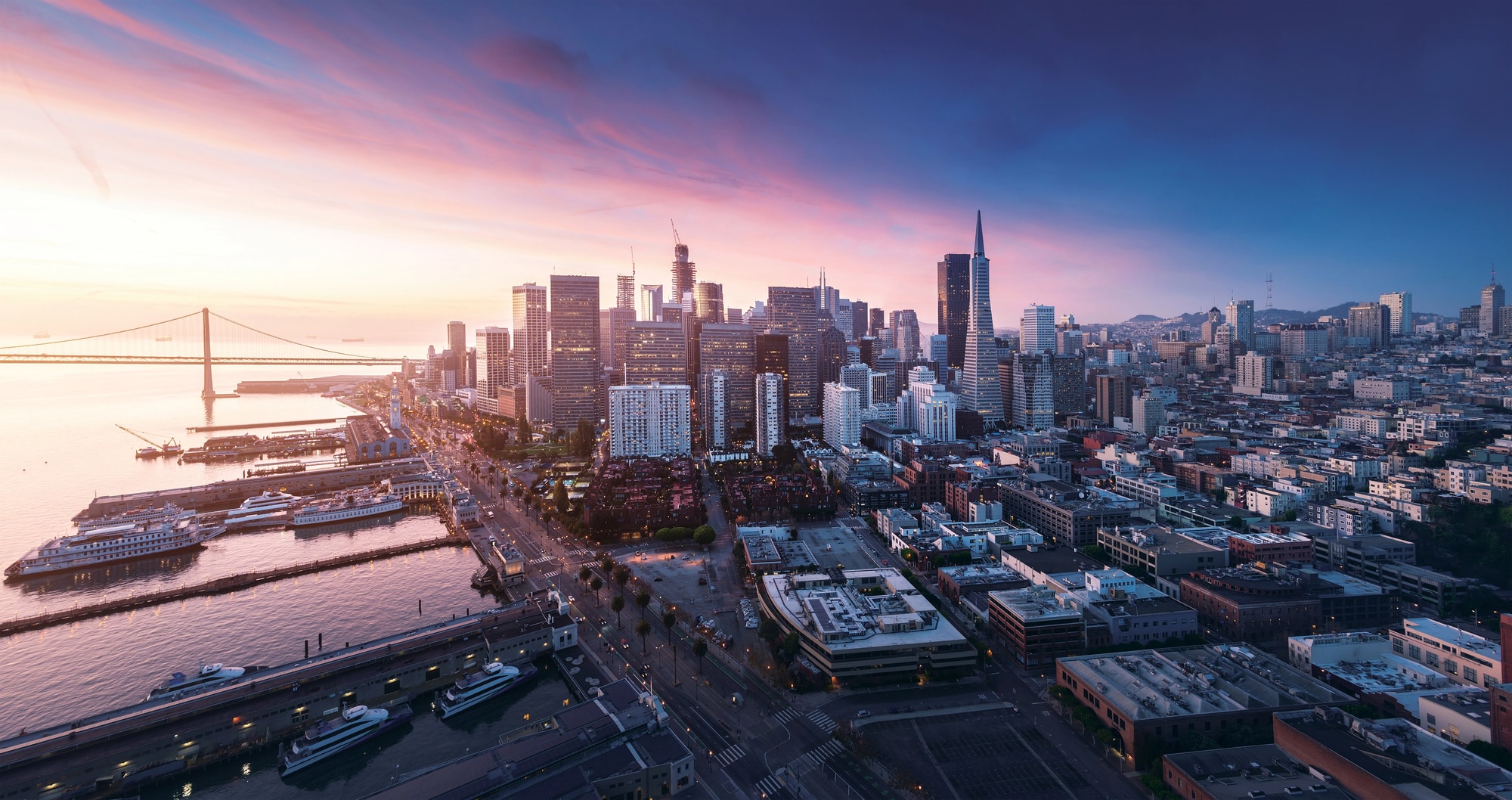 Vista aérea do Financial District, da orla e dos píeres ao pôr do sol