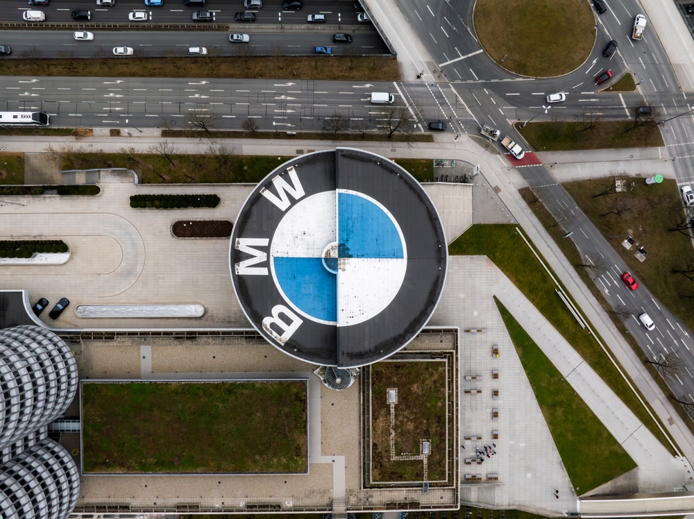 Vista aérea do Museu da BMW, da BMW Welt e da Torre BMW em Munique